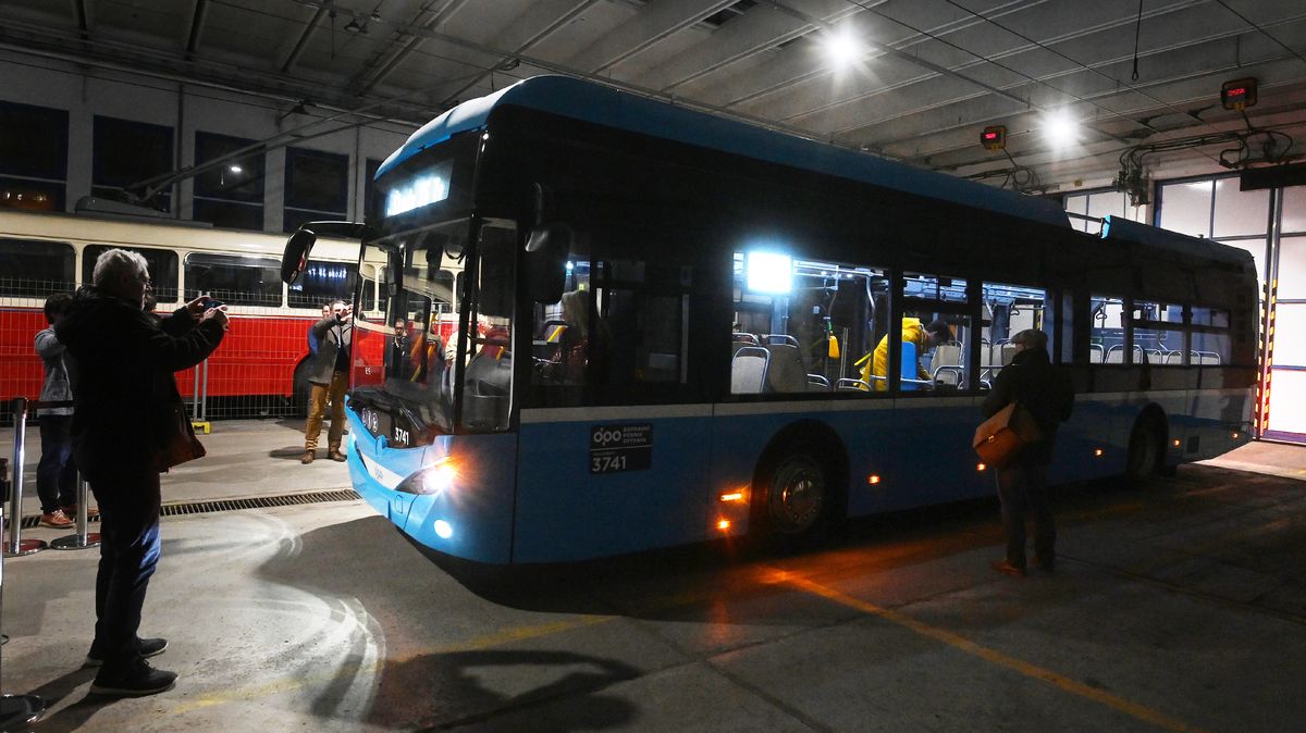 Do Ostravy dorazilo prvních šest trolejbusů nové generace, jezdit mohou i bez trolejí